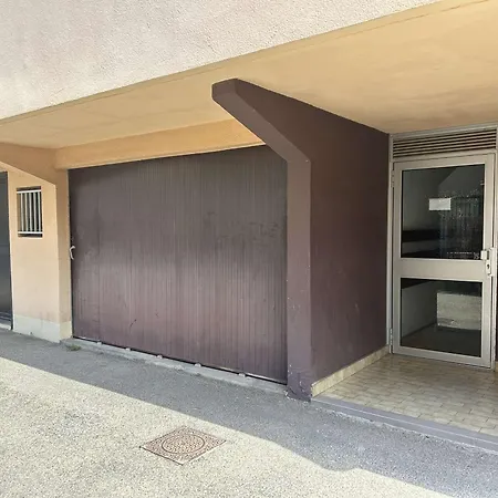 2 Pieces Avec Terrasse Et Garage, Centre-ville Le Grau-du-roi, 5 Min De La - Fr-1-250-266 *