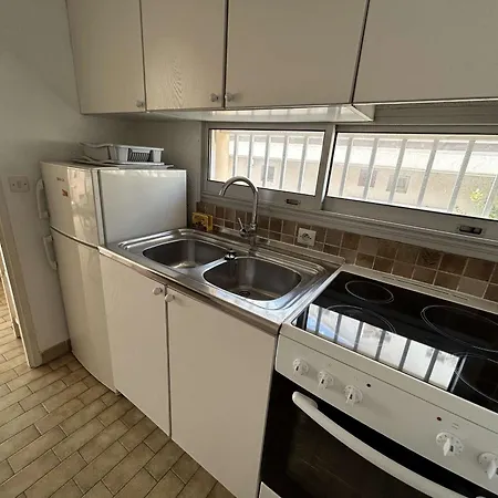 2 Pieces Avec Terrasse Et Garage, Centre-ville Le Grau-du-roi, 5 Min De La - Fr-1-250-266 *